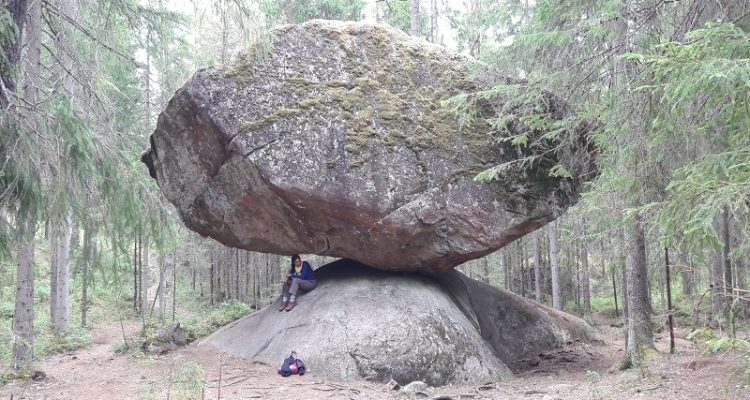 Kummakivi balancing rock