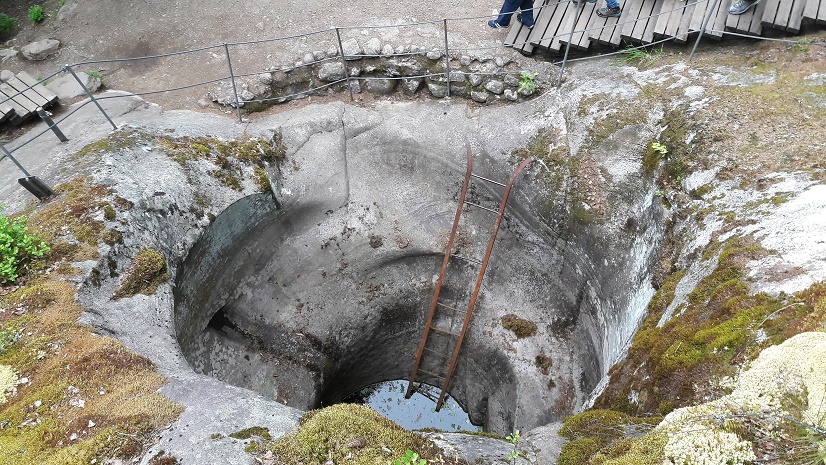 Giant's Bath Tub or the Jättiläisen kuhnepytty giant's cauldron in Askola, Finland.