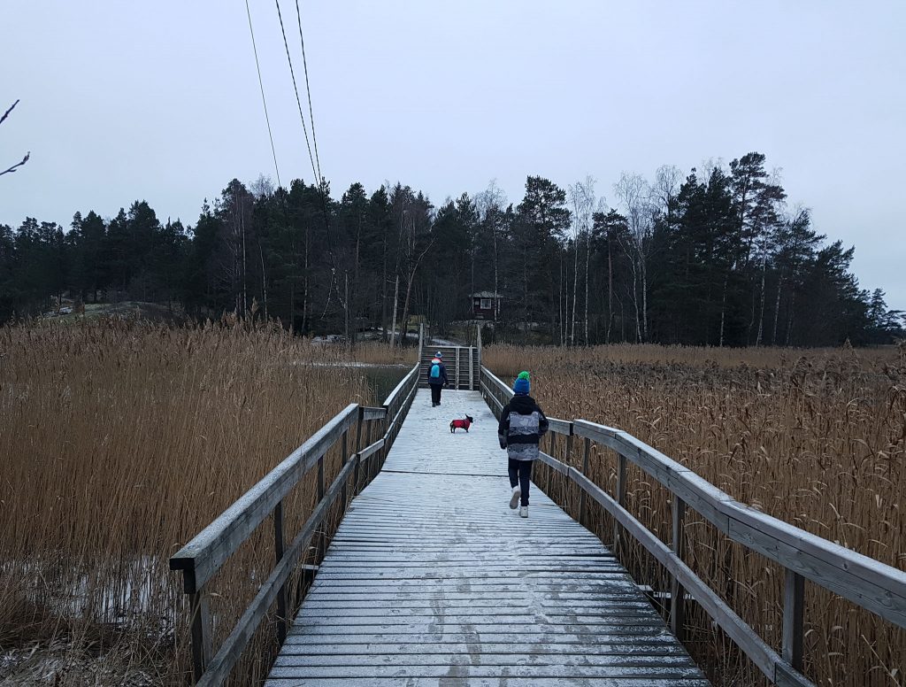 Wooden bridge to Linlo island.