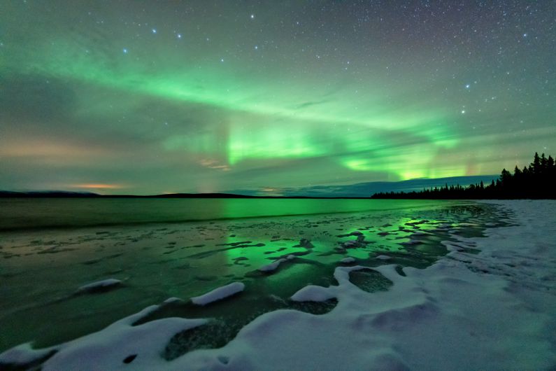 Northern Lights aurora borealis Finland, Suomi. Jäätynyt järvi. Frozen lake.