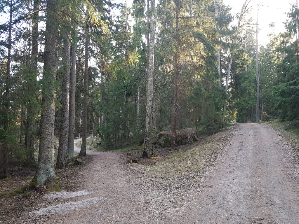 Roads and paths in Lähteelä