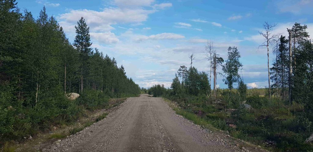 Gravel road to Pähkänänkallio is difficult to ride. 