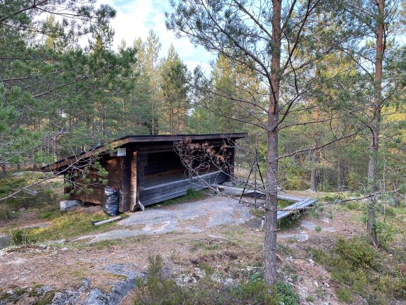 Bergvik nature trail lean-to shelter