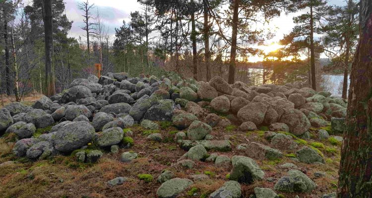 Lehtisaaren hiidenkiuas, röykkiöhauta, Lehtisaari heap tomb, burial mound