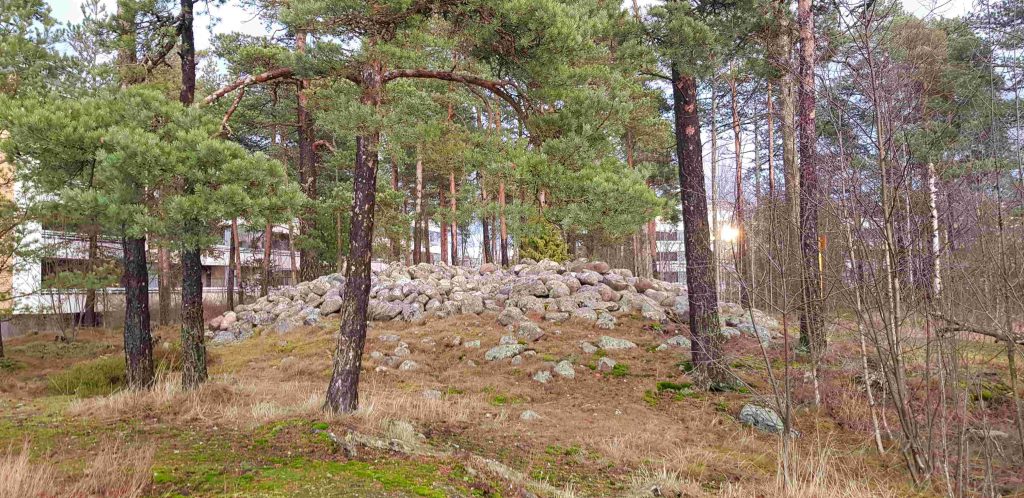 Lehtisaari heap tomb. Lehtisaaren hiidenkiuas. Lehtisaaren röykkiöhauta.