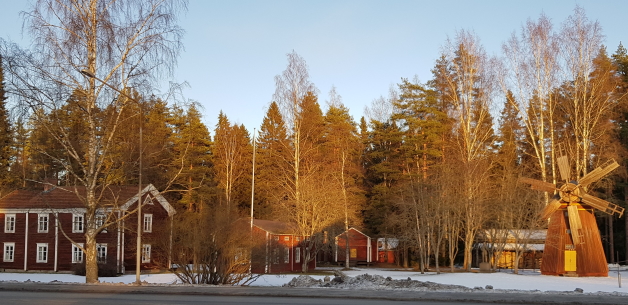 Törnävänsaari windmill and common rooms. Törnävänsaaren tuulimylly ja kaksifooninkinen tuparati.