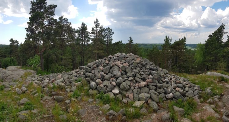 Kasakallio heap tomb giant's stove. Kasakallion röykkiöhauta hiidenkiuas