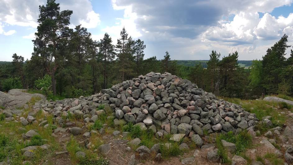 Kasakallio heap tomb giant's stove. Kasakallion röykkiöhauta hiidenkiuas