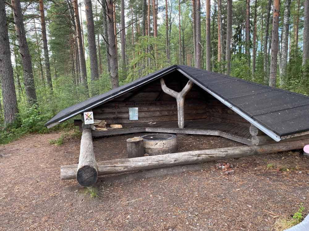 Meidän metsä lean-to shelter