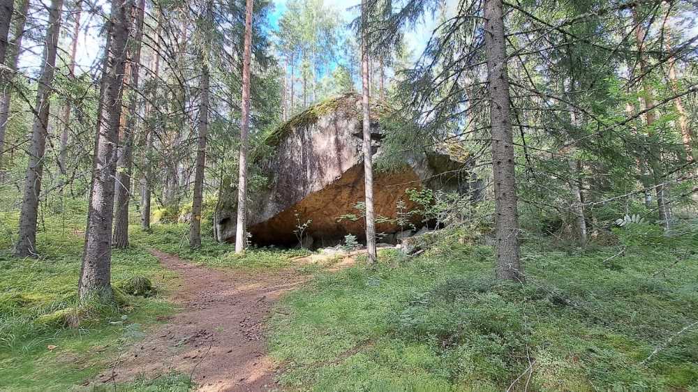 Ice age boulder along Vilkaharju nature trail