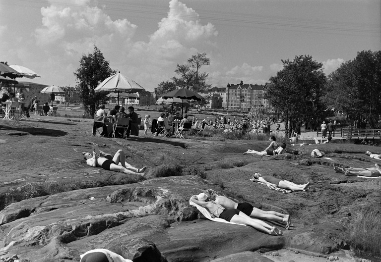 Sun worshippers on Uunisaari island in Helsinki in 1937. Photo by A. Pietinen.