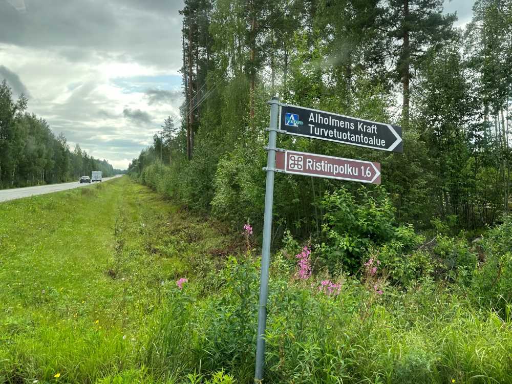 Sign towards Ristinpolku by Ullavantie road