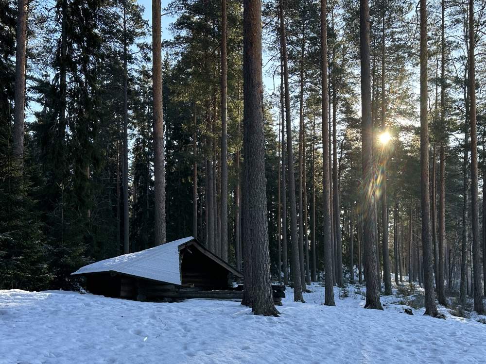 Myllylahti lean-to-shelter by the Ruostejärvi lake